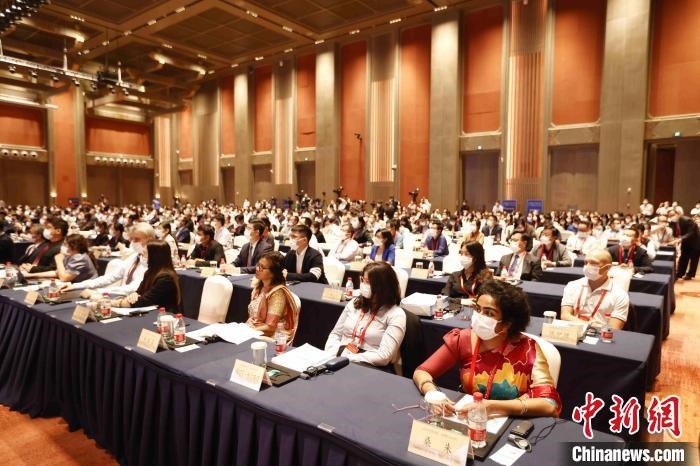 500余名專家學(xué)者、嘉賓代表以線上線下方式參加開幕式?！∈⒓样i 攝