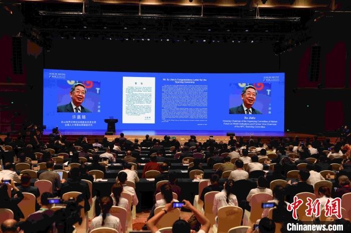 第九屆、第十屆全國人大常委會副委員長許嘉璐向大會發(fā)來賀信。　盛佳鵬 攝