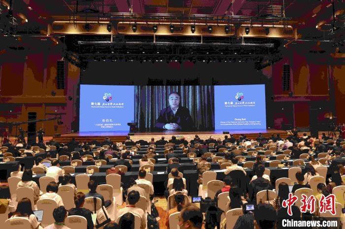 中國工程院院士、“人民英雄”國家榮譽(yù)稱號獲得者張伯禮通過視頻發(fā)表主旨演講?！∈⒓样i 攝