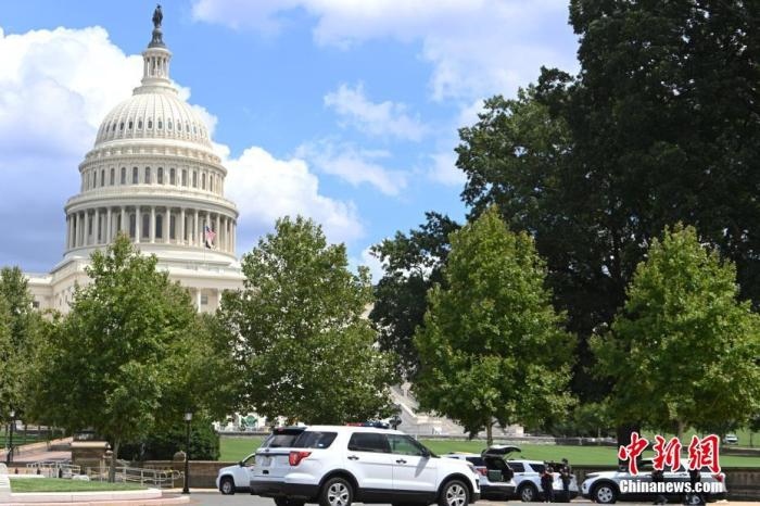 當(dāng)?shù)貢r(shí)間8月19日，一名男子駕駛黑色皮卡至國(guó)會(huì)圖書(shū)館前，并聲稱(chēng)車(chē)上有炸彈。該事件導(dǎo)致美國(guó)國(guó)會(huì)大廈周邊街道封鎖，警方還疏散了周邊國(guó)會(huì)辦公樓和聯(lián)邦最高法院里的工作人員。圖為警方在美國(guó)會(huì)大廈西側(cè)廣場(chǎng)警戒。 <a target='_blank' href='http://www.chinanews.com/'>中新社</a>記者 陳孟統(tǒng) 攝