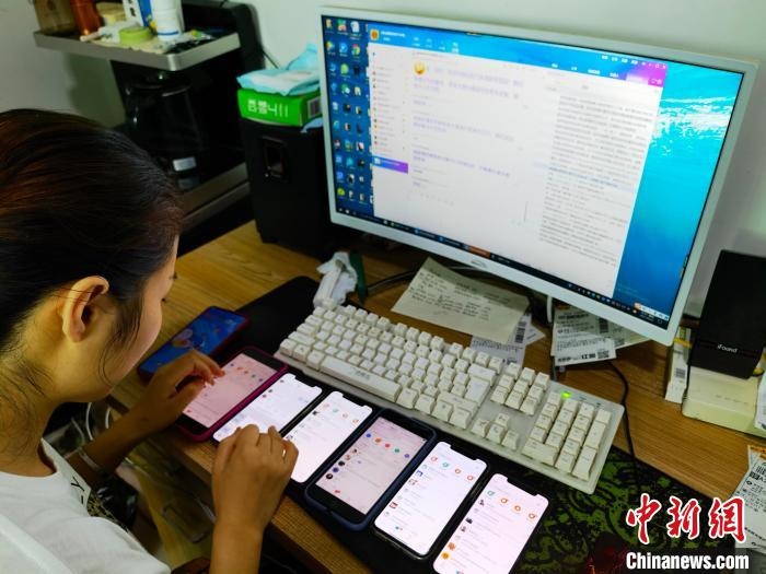 圖為網(wǎng)絡(luò)客服為網(wǎng)上“專車座套”客戶答疑釋惑?！巫雍?攝