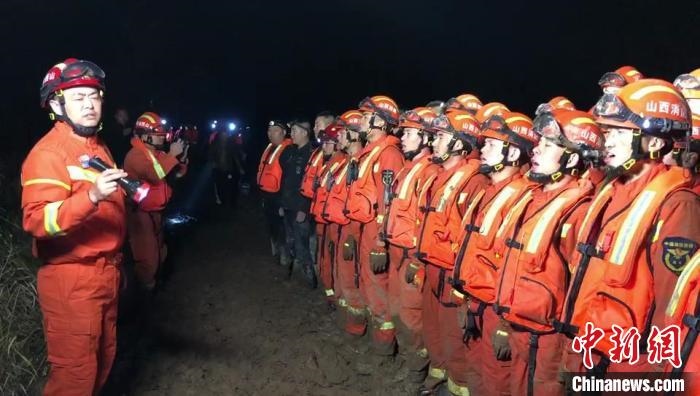 平遙縣消防救援大隊大隊長龔宇作總攻發(fā)起前的動員?！￠Z旭輝 攝