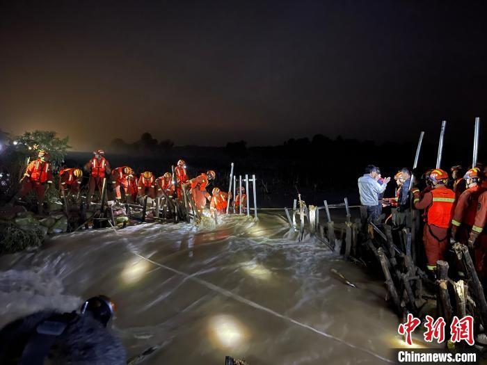 消防員分成左右兩路，同時發(fā)起決口封堵總攻?！￠Z旭輝 攝