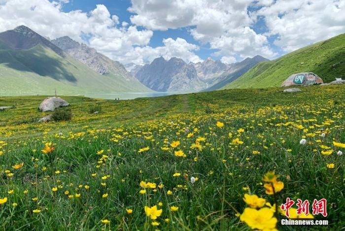 位于青海省果洛藏族自治州久治縣的年保玉則意為“神圣不可侵犯的地方”，山形如蓮花，總面積3469平方公里，保存有冰蝕地貌、冰磧地貌、現(xiàn)代冰川等地質遺跡，有“天神后花園”之稱。
<a target='_blank' href='http://www.chinanews.com/'>中新社</a>記者 孫睿 攝