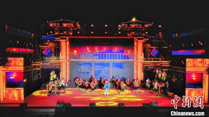 2021昭君文化旅游活動專場晚會現(xiàn)場?！≈苄橇?攝