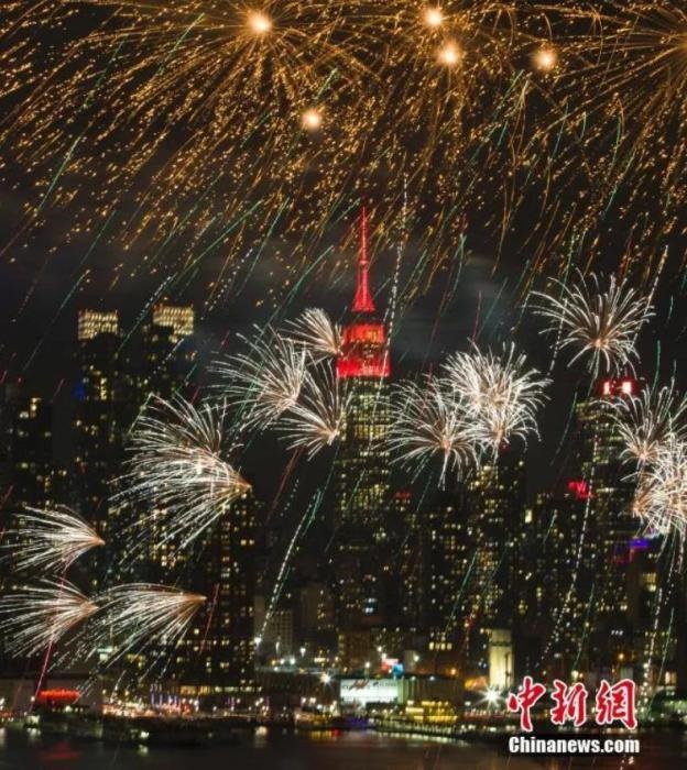 　　2018年，中國駐紐約總領(lǐng)事館前的哈德遜河上空燃放起焰火，慶祝中國狗年春節(jié)。
