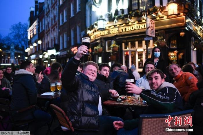 當(dāng)?shù)貢r(shí)間2021年4月12日，英國(guó)進(jìn)入放松疫情封鎖措施的第二階段。商鋪、理發(fā)店、健身房等被允許重新開張，酒吧和餐館也可以在室外營(yíng)業(yè)。據(jù)悉，酒吧解封的第一晚，倫敦大批民眾在市中心喝酒跳舞，場(chǎng)面宛如狂歡節(jié)。