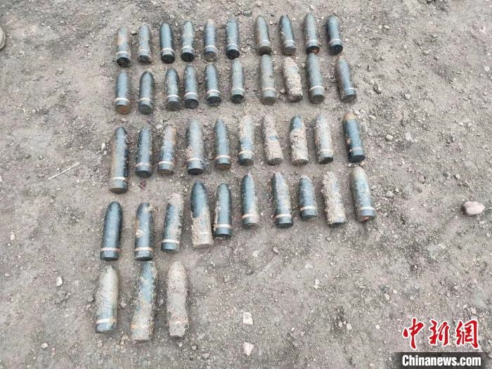 圖為發(fā)現(xiàn)的遺留炮彈?！√厝崭駱?lè) 攝