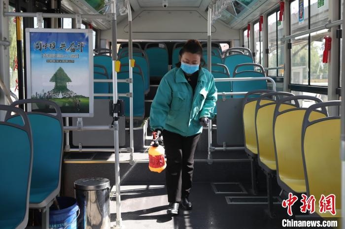 工作人員正在對公交車進行消殺?！∮诰?攝