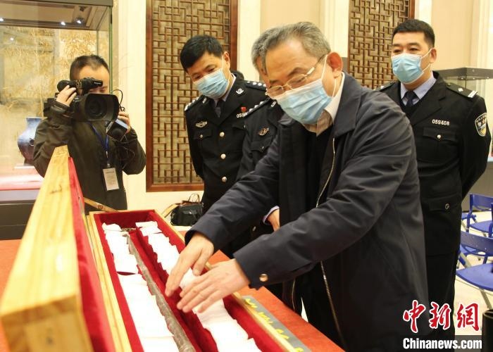 山東博物館館長鄭同修介紹涉案文物龍首錯銀木柲銅杖?！≮w曉 攝