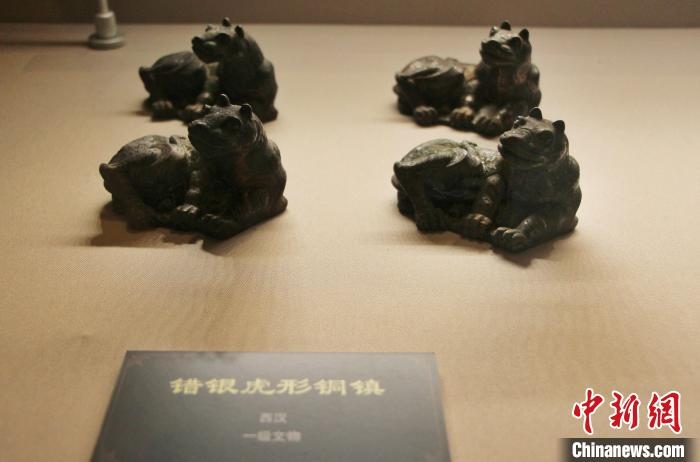 一級文物錯銀虎形銅鎮(zhèn)?！≮w曉 攝
