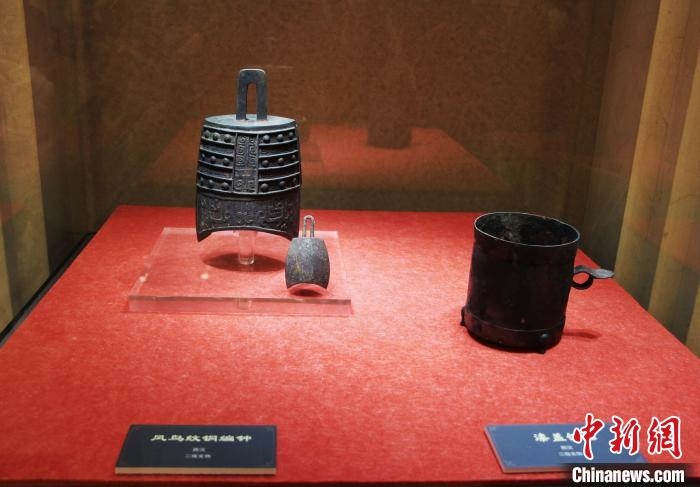 二級文物西漢鳳鳥紋銅編鐘、漆蓋銅卮。　趙曉 攝