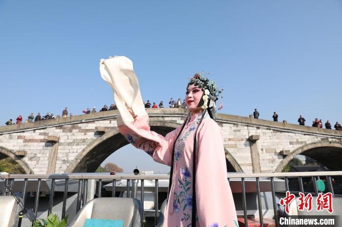 2019京杭對(duì)話的大運(yùn)河京杭雅集活動(dòng)中，浙江昆劇團(tuán)國(guó)家一級(jí)演員楊崑在中國(guó)大運(yùn)河(杭州段)上進(jìn)行表演?！⌒燔?攝 攝