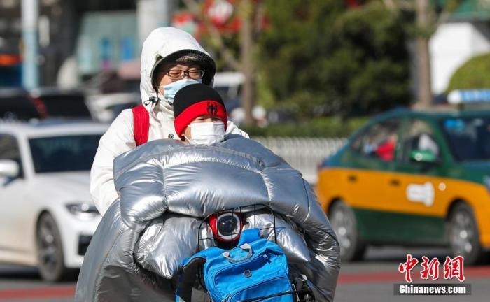 資料圖：市民在大風(fēng)降溫天氣下出行。 <a target='_blank' href='http://www.chinanews.com/'>中新社</a>記者 賈天勇 攝