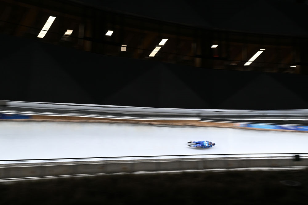 11月21日，美國(guó)選手馬茲德澤/泰爾迪曼在團(tuán)體接力比賽中。新華社記者陳益宸攝