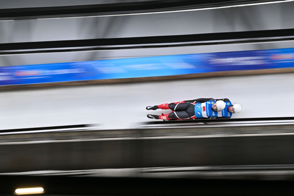 11月21日，“相約北京”國(guó)際雪橇聯(lián)合會(huì)雪橇世界杯，中國(guó)選手黃葉波/彭俊越在團(tuán)體接力比賽中。新華社記者陳益宸攝