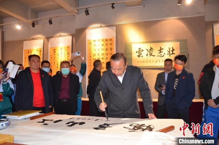 圖為“鐵軍老戰(zhàn)士”、著名書(shū)法家、解放軍報(bào)原副總編輯連俊義少將現(xiàn)場(chǎng)揮毫。　顏新陽(yáng) 攝 攝