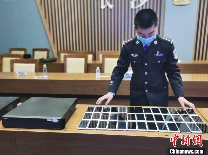 民警展示作案工具?！￠L(zhǎng)沙市公安局供圖