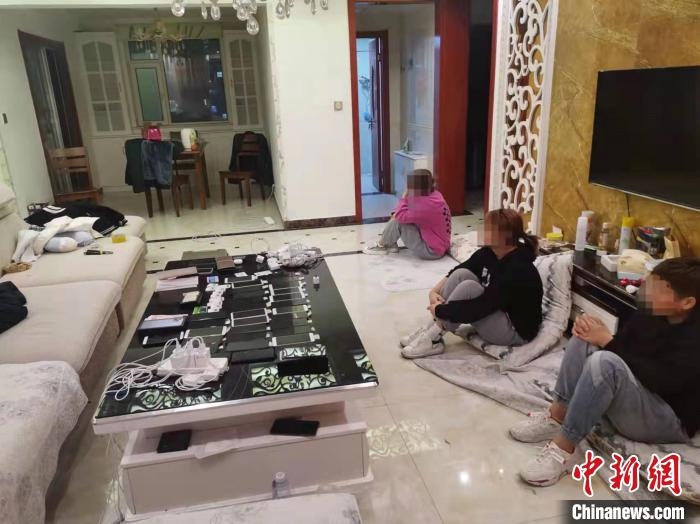 資料圖為果洛藏族自治州公安民警抓獲的犯罪嫌疑人?！‖斍呖h公安局供圖