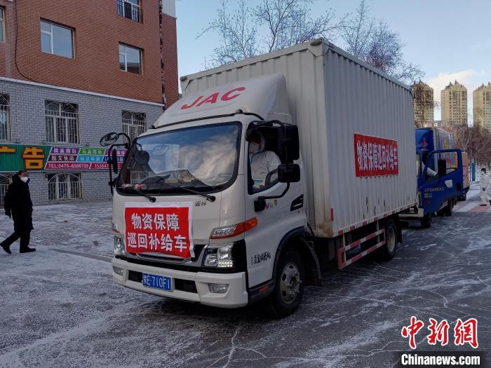 圖為滿洲里物資保障巡回補(bǔ)給車隊(duì)配貨現(xiàn)場(chǎng)?！∏靥饌?攝