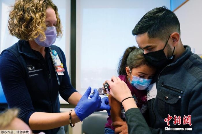 資料圖：當(dāng)?shù)貢r(shí)間11月3日，美國(guó)華盛頓，國(guó)立兒童醫(yī)院為孩子接種疫苗。美國(guó)新冠疫苗接種進(jìn)入了一個(gè)新階段，數(shù)百萬(wàn)名小學(xué)生現(xiàn)在可以接種疫苗。