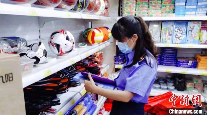 圖為秦皇島市海港區(qū)市場(chǎng)監(jiān)督管理局工作人員正在檢查涉冬奧標(biāo)志商品?！∏鼗蕧u市海港區(qū)市場(chǎng)監(jiān)督管理局供圖