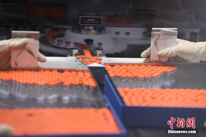 資料圖：北京科興中維生物技術(shù)有限公司生產(chǎn)線上的疫苗。 <a target='_blank' href='/'>中新社</a>記者 蔣啟明 攝 　