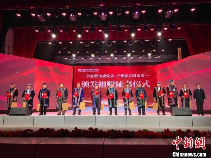 阿勒泰地區(qū)牧民靠企業(yè)的幫扶走上了致富道路?！」o琨 攝