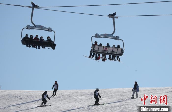 圖為滑雪場(chǎng)現(xiàn)場(chǎng)。　許婷 攝