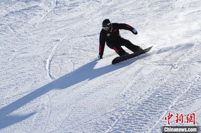 圖為滑雪場(chǎng)現(xiàn)場(chǎng)?！≡S婷 攝