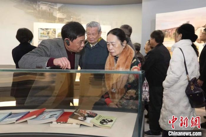 船政后裔在參觀新館?！￡悤造o 攝