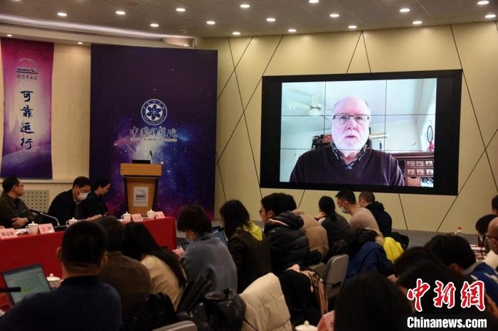 美國伊利諾伊大學教授理查德？克魯切爾通過視頻點評FAST測量星際磁場最新研究成果?！?lt;a target='_blank' href='/'>中新社</a>記者 孫自法 攝