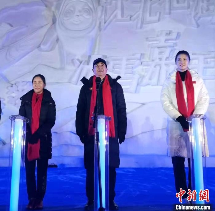 前女排國(guó)家隊(duì)隊(duì)長(zhǎng)奧運(yùn)冠軍惠若琪(右一)，中國(guó)女子田徑競(jìng)走奧運(yùn)冠軍王麗萍(左一)助陣當(dāng)晚活動(dòng)?！≮w桂華 攝