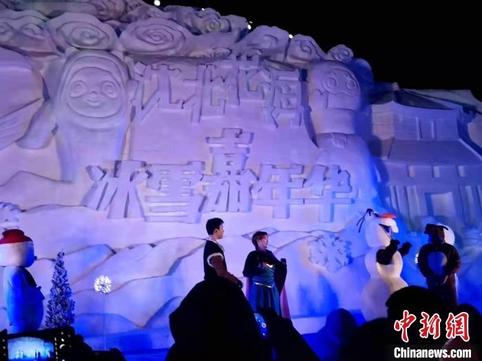 活動(dòng)現(xiàn)場(chǎng)表演的《冰雪奇緣》很受歡迎?！≮w桂華 攝