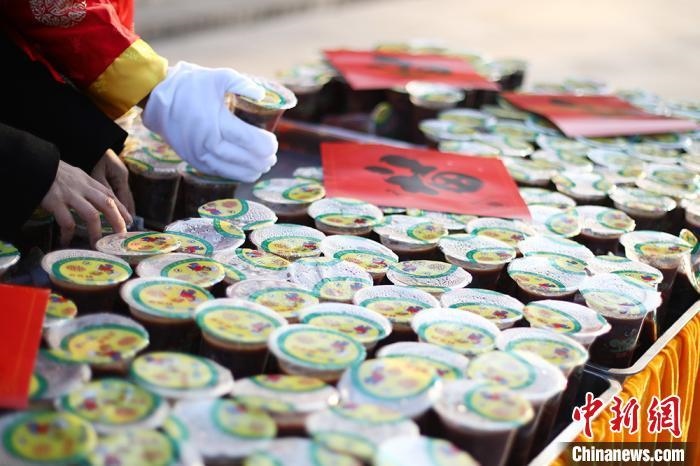 資料圖：工作人員將定制的臘八粥擺放整齊?！°蟛?攝