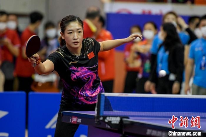 劉詩雯在2021年全國乒乓球“業(yè)余球王”總決賽中與選手互動交流球技。　駱云飛 攝