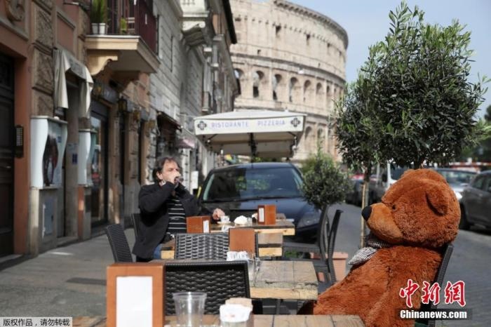 資料圖：意大利羅馬斗獸場附近的酒吧，顧客在露臺上喝酒。