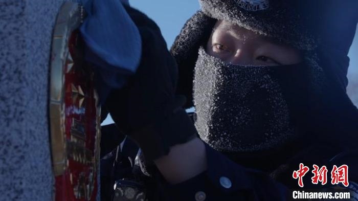 圖為恩和哈達(dá)邊境派出所的9名民警踏雪巡邊。　劉維明 攝