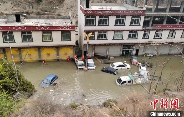 救援人員正在丹巴一處民房被淹處搜尋和轉移人員?！≈苡?攝