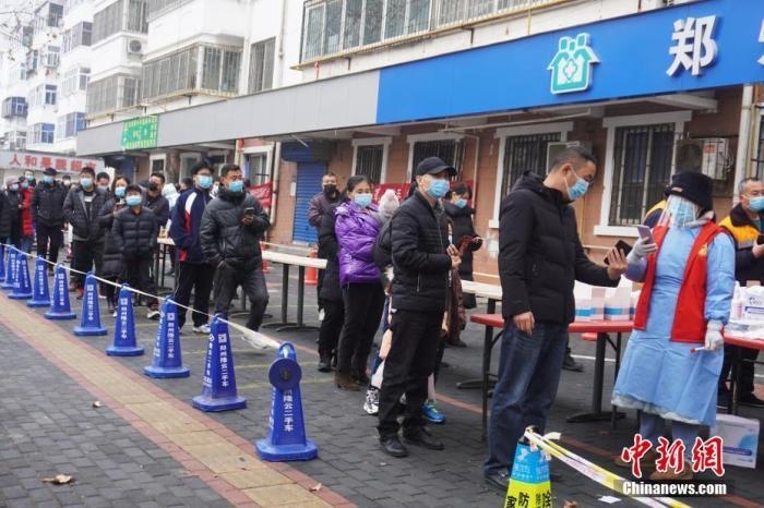資料圖：1月7日，河南鄭州，市民有序排隊(duì)進(jìn)行核酸檢測(cè)。<a target='_blank' href='/'>中新社</a>記者 劉鵬 攝