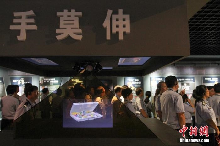 資料圖：2015年10月，海南省公安廳組織黨員干部前往反腐倡廉警示教育基地參觀受教。洪堅(jiān)鵬 攝