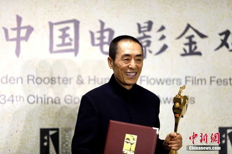 (資料圖：張藝謀以執(zhí)導(dǎo)《懸崖之上》榮膺最佳導(dǎo)演獎。 <a target='_blank' href='/'>中新社</a>記者 呂明 攝)
