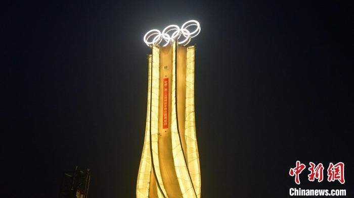 1月25日，由中建二局三公司承建的“海陀塔”順利竣工，奧運五環(huán)閃耀延慶冬奧賽區(qū)。　中建二局三公司供圖
