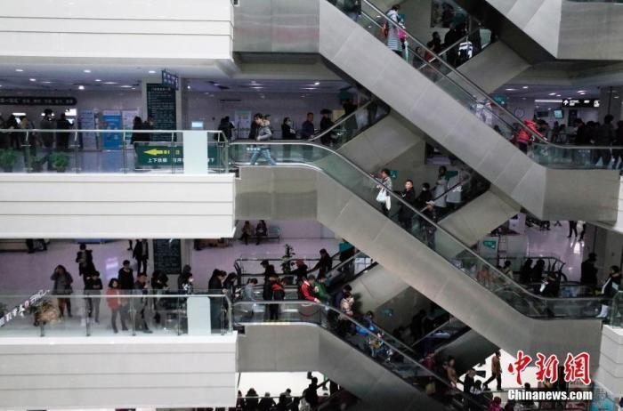 資料圖：某醫(yī)院門(mén)診樓。 <a target='_blank' href='/'>中新社</a>記者 殷立勤 攝
