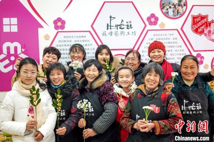 “蘇母藝術工坊”文創(chuàng)工作室的姐妹們。　古良駒 攝