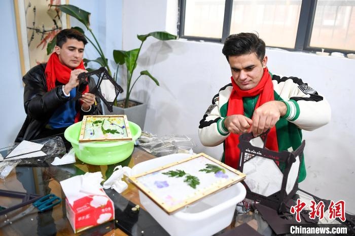 巴基斯坦留學(xué)生制作燈籠。　楊華峰 攝