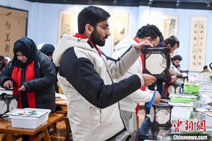 巴基斯坦留學(xué)生制作燈籠?！钊A峰 攝