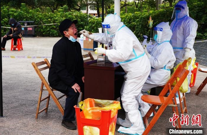 圖為德?？h組織民眾接受核酸檢測?！〉卤？h融媒體中心供圖