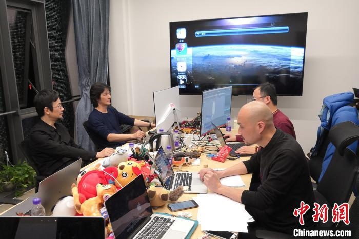 廣州美術(shù)學(xué)院曹雪、劉平云帶領(lǐng)的設(shè)計(jì)團(tuán)隊(duì)對(duì)北京冬奧會(huì)吉祥物加班加點(diǎn)進(jìn)行修改設(shè)計(jì)。(資料圖) 劉平云供圖