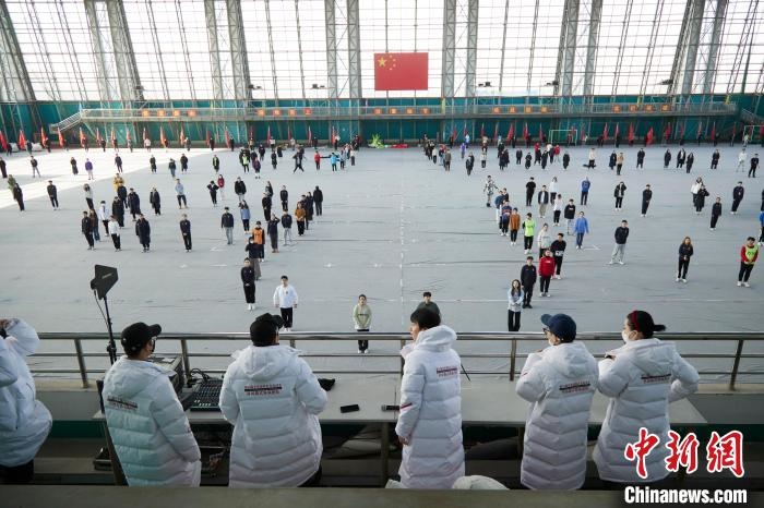 北京冬奧會(huì)閉幕式開始前，演員們?cè)谶M(jìn)行排練?！埼暮?供圖